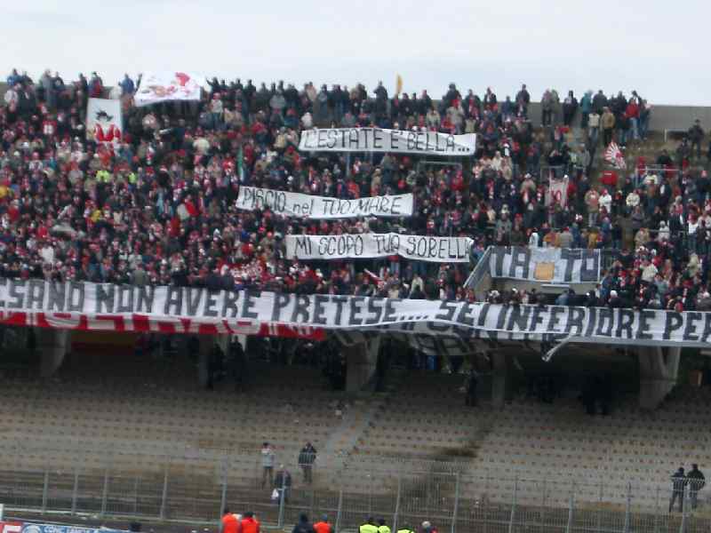 Striscione sull'estate dei Baresi...