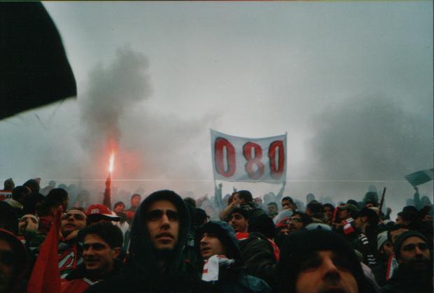 Vista curva con stendardo dei 080