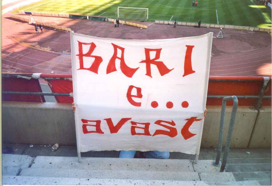 Lo stendardo "Bari e Avast"