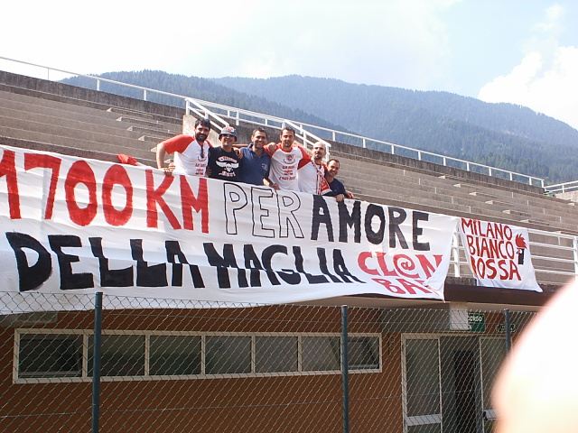 Striscioni CL@N eMBR sulla tribuna