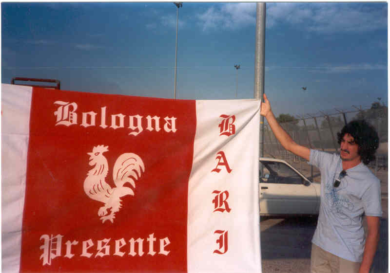 Lo stendardo in primo piano