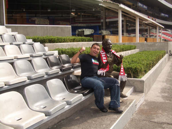 monumento al tifoso con sciarpa ultras stampo italiano