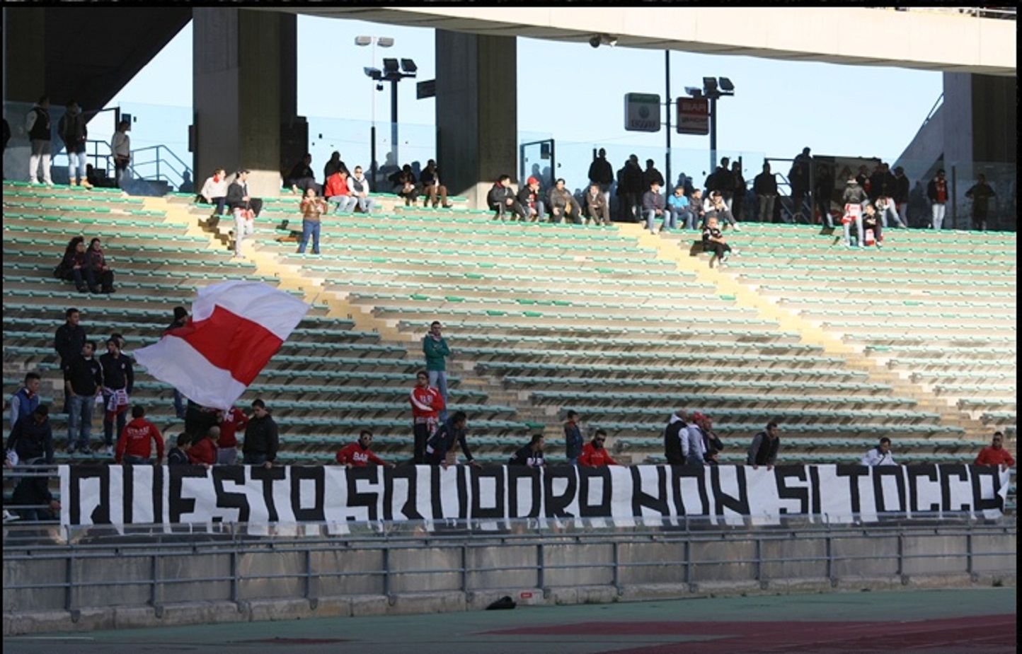 Striscione Questa squadra non si tocca