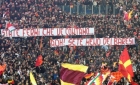 Striscione romanista ai laziali dopo l'esodo dei 10000 baresi a Roma